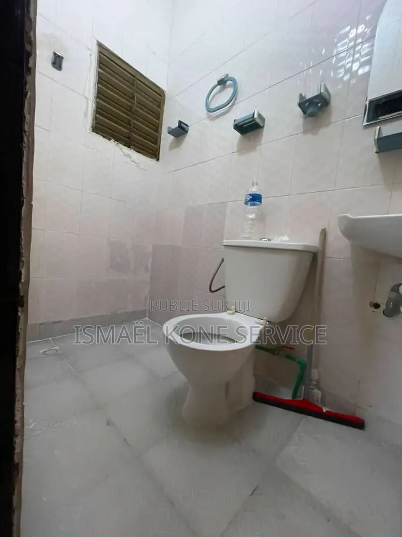 2chbre Appartement dans Ismaël Kone, Cocody à Louer