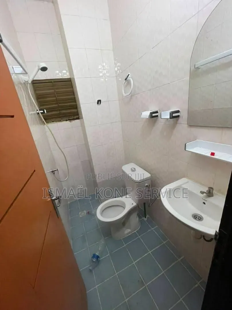 2chbre Appartement dans Ismaël Kone, Cocody à Louer