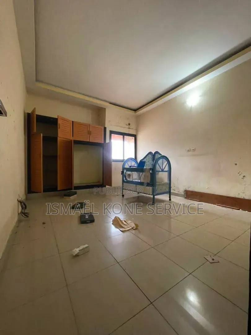 2chbre Appartement dans Ismaël Kone, Cocody à Louer