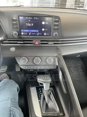 Hyundai Elantra 2022 Gris