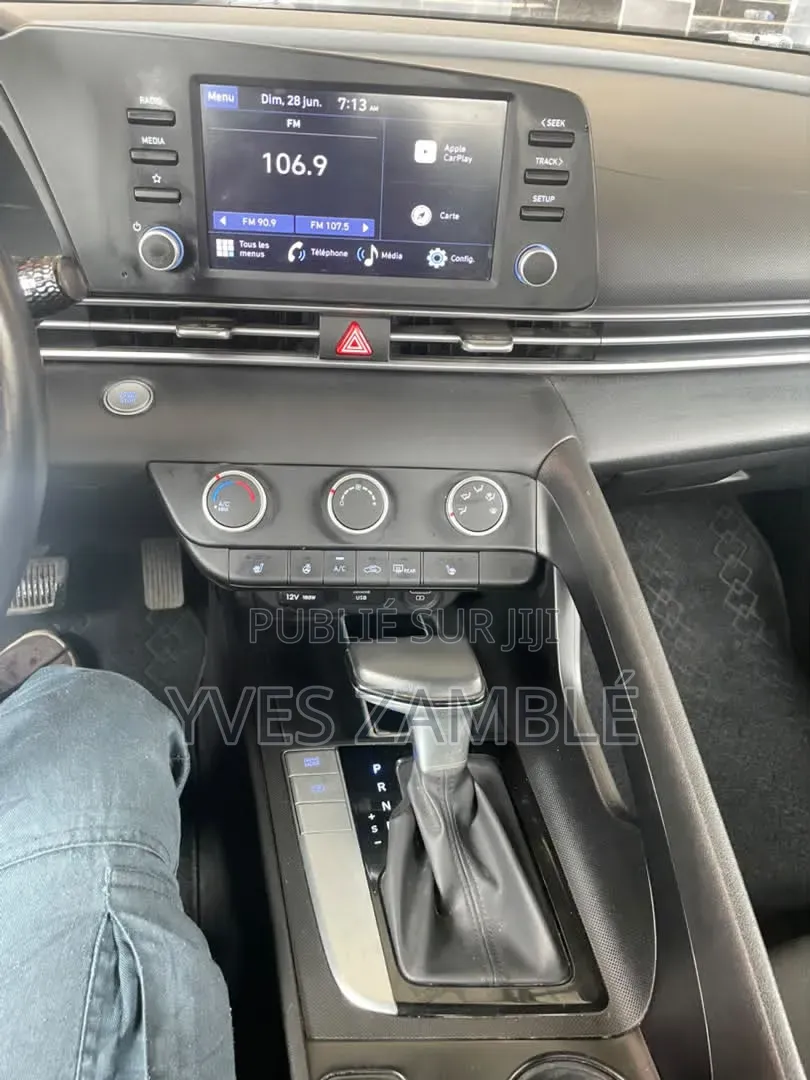 Hyundai Elantra 2022 Gris
