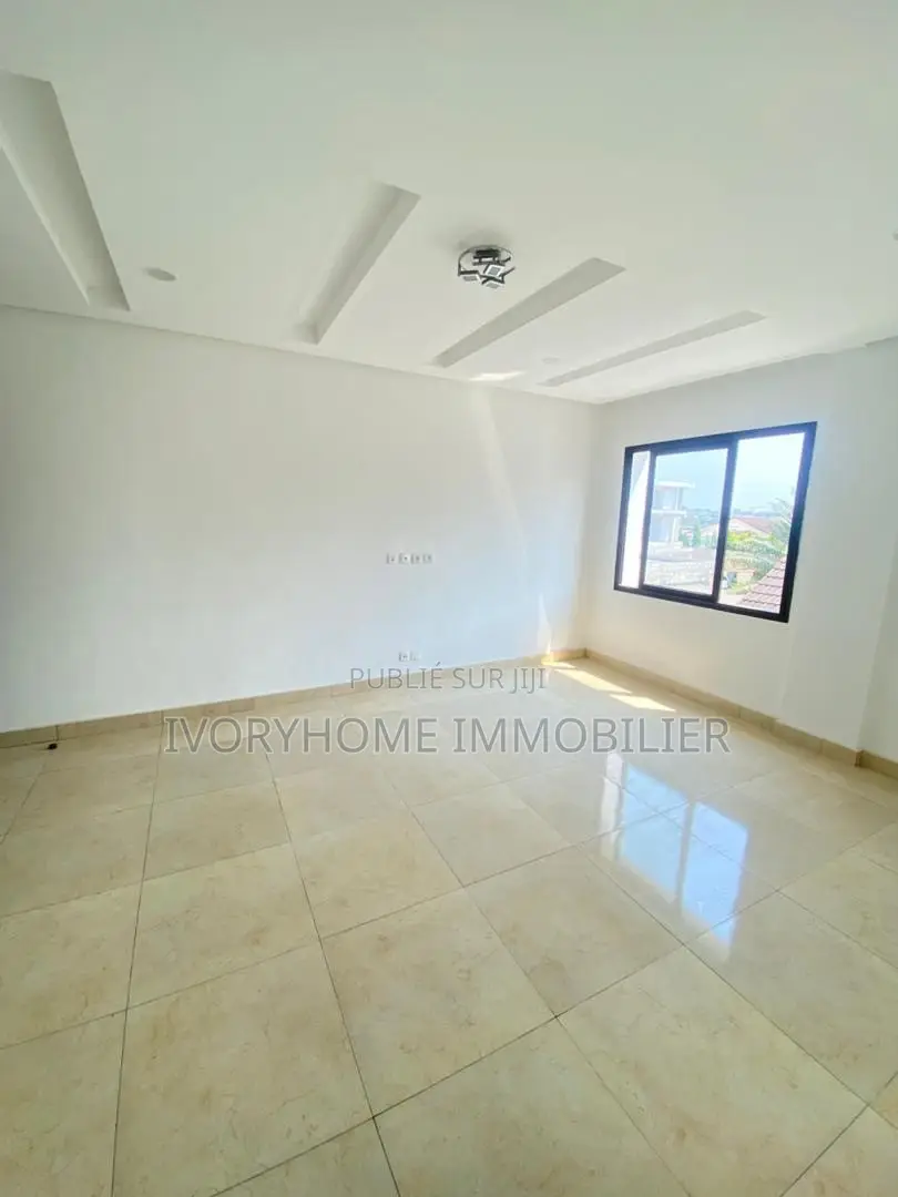 3chbre Appartement dans Cocody à Louer