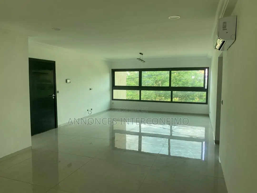 2chbre Appartement dans Interconfimo Sarl, Cocody à Louer