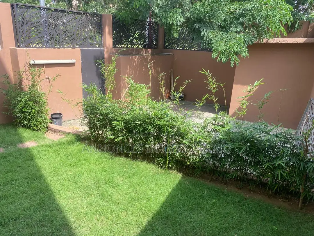 2chbre Appartement dans Interconfimo Sarl, Cocody à Louer