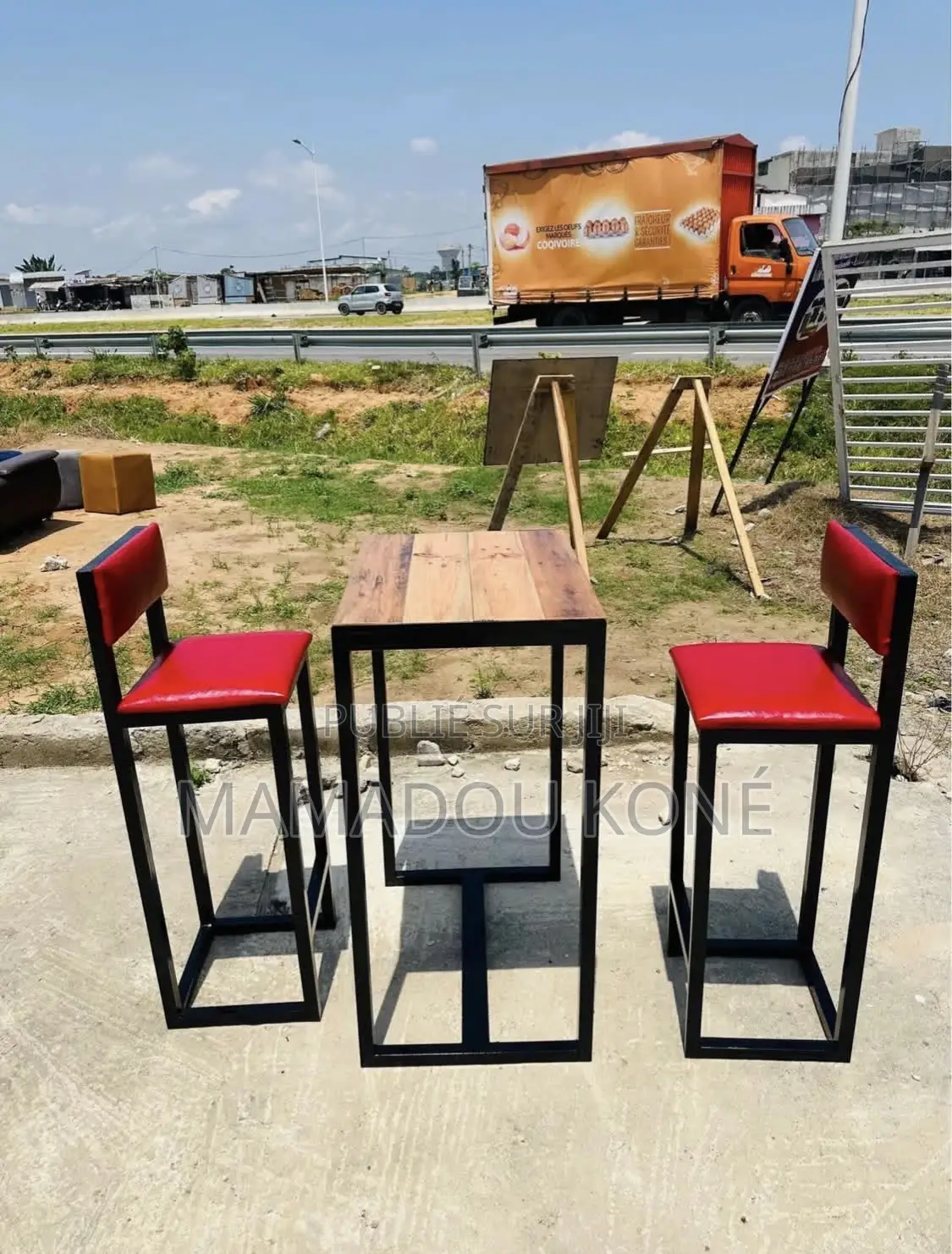 Chaise Et Table Disponible
