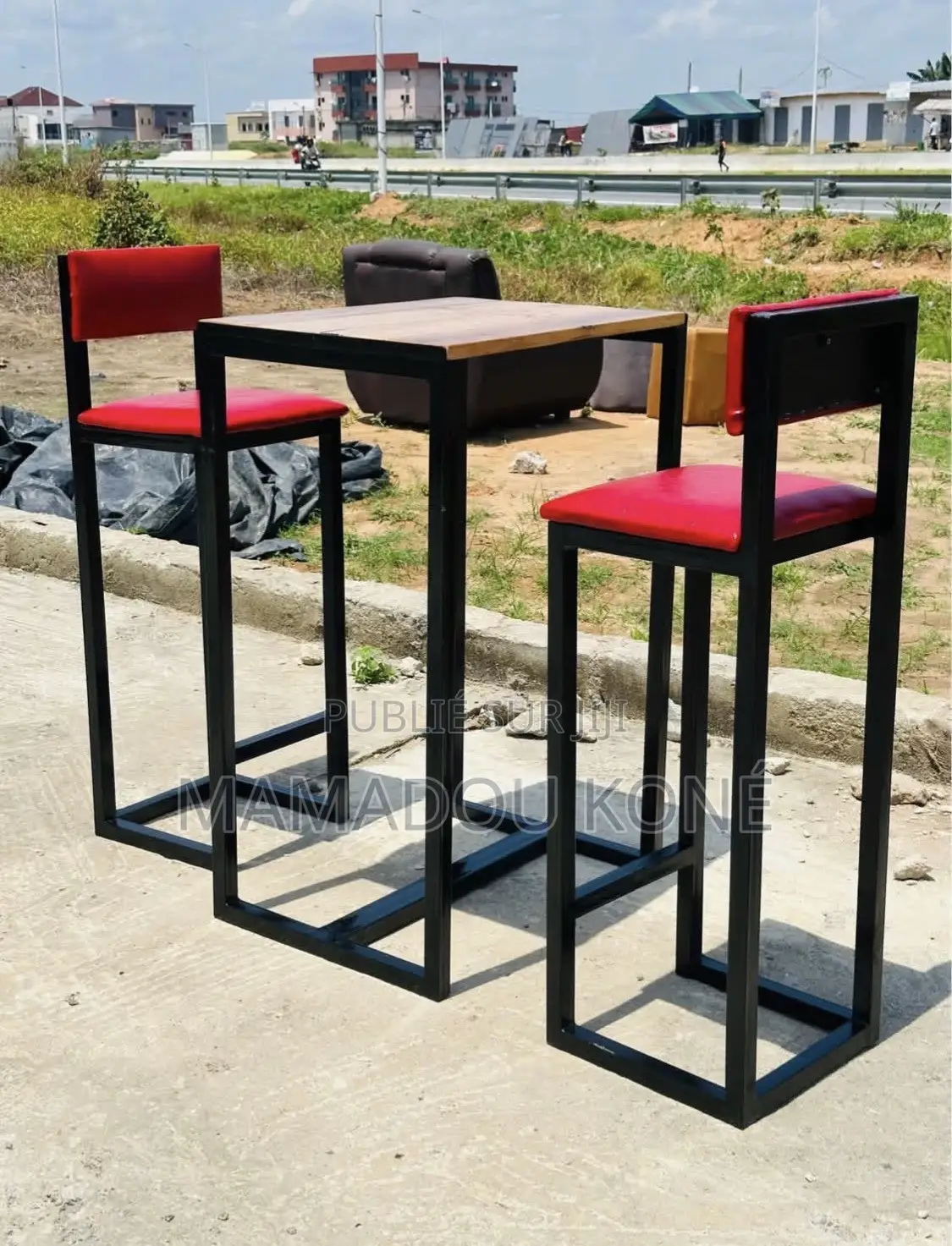 Chaise Et Table Disponible