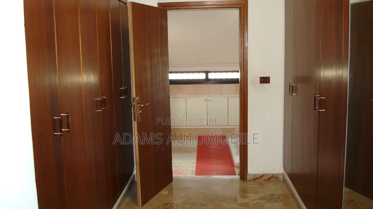 10chbre Villa dans Deux Plateaux à Vendre