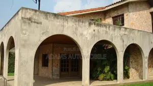 10chbre Villa dans Deux Plateaux à Vendre