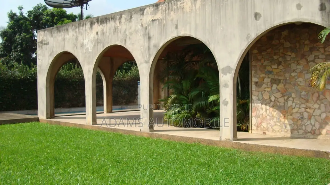10chbre Villa dans Deux Plateaux à Vendre