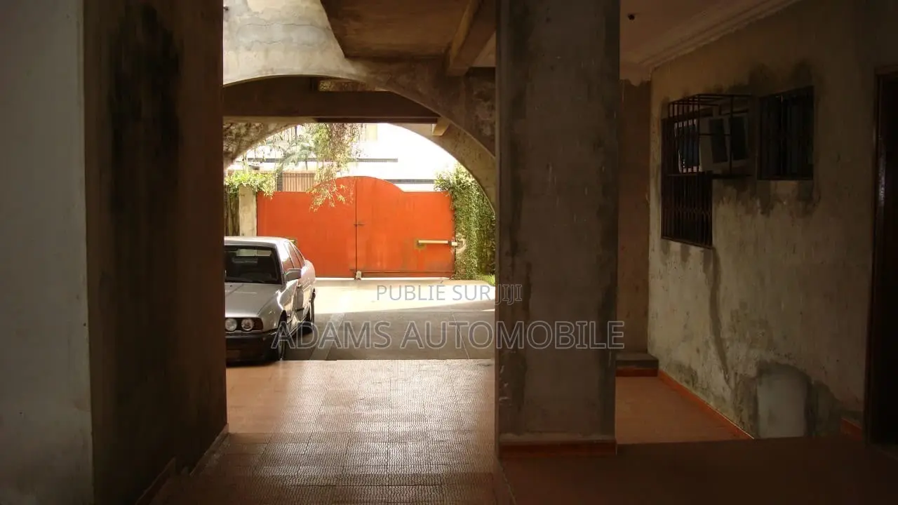 10chbre Villa dans Deux Plateaux à Vendre