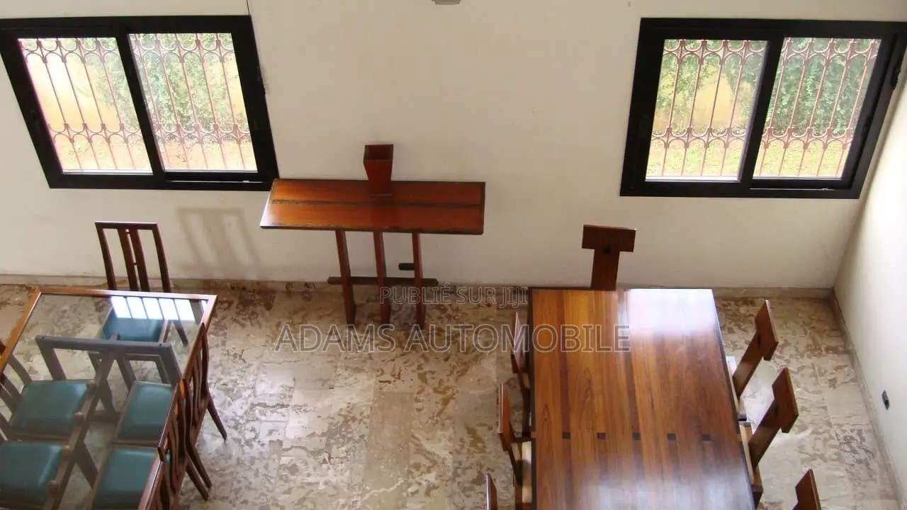 10chbre Villa dans Deux Plateaux à Vendre