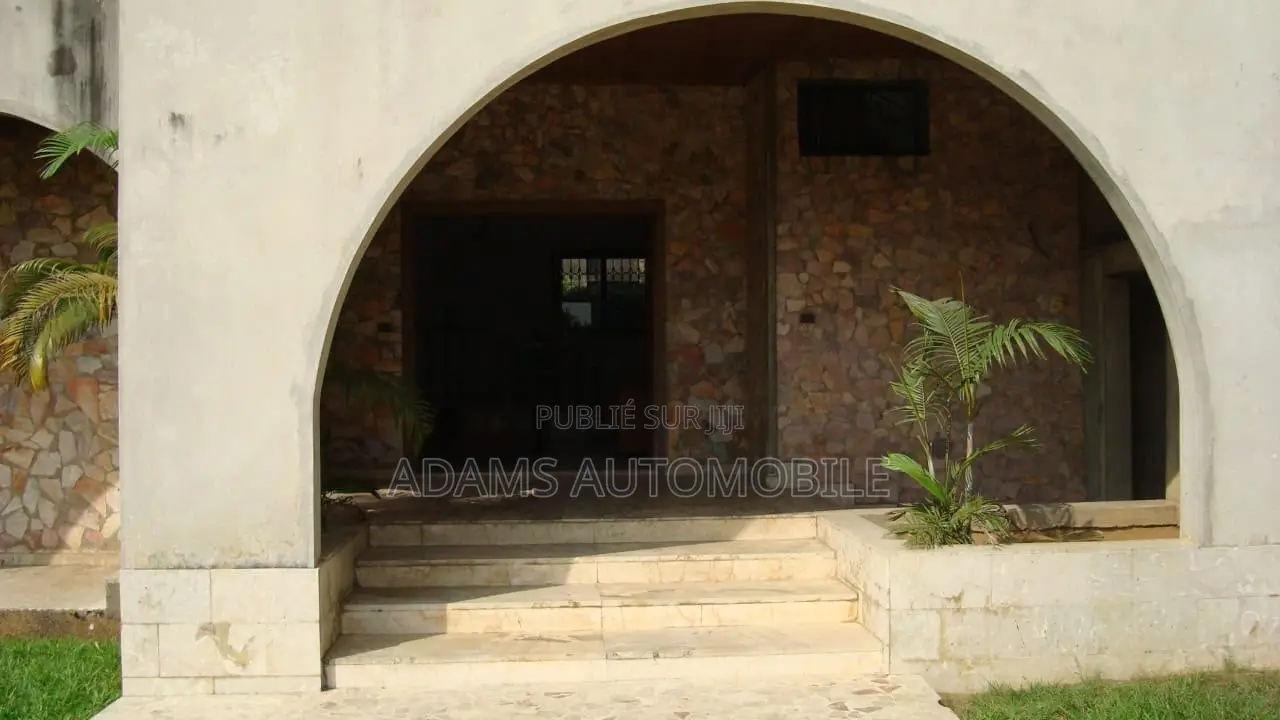 10chbre Villa dans Deux Plateaux à Vendre