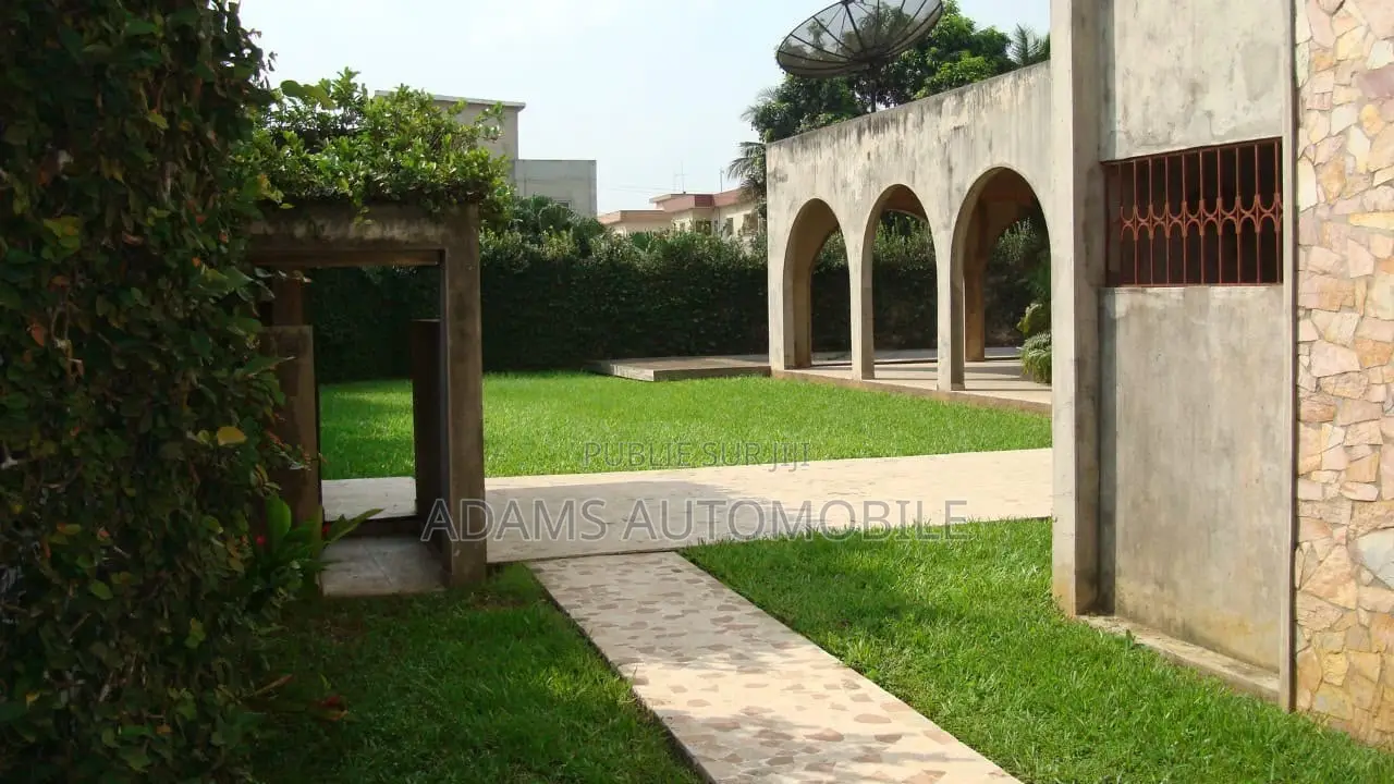 10chbre Villa dans Deux Plateaux à Vendre