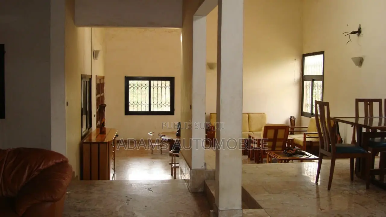10chbre Villa dans Deux Plateaux à Vendre