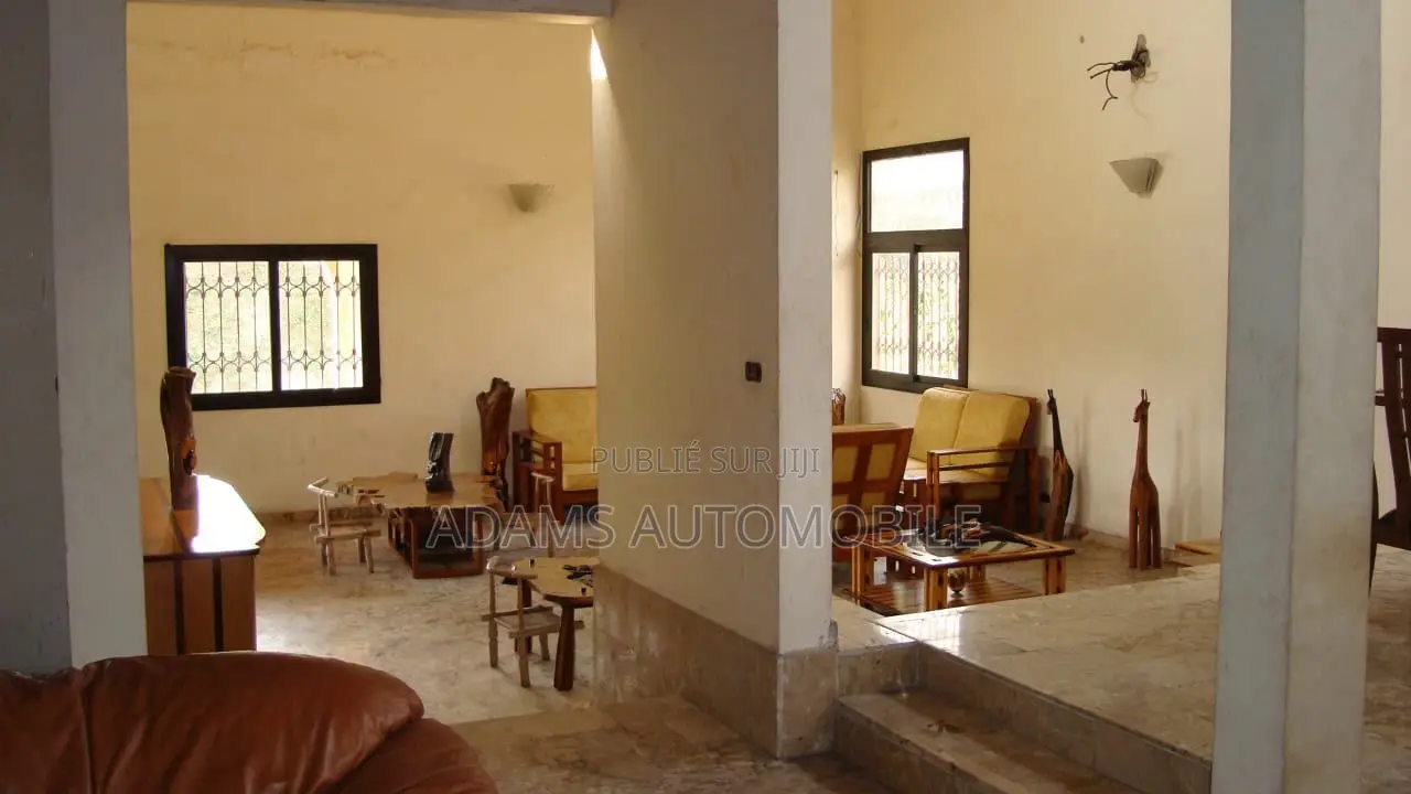 10chbre Villa dans Deux Plateaux à Vendre