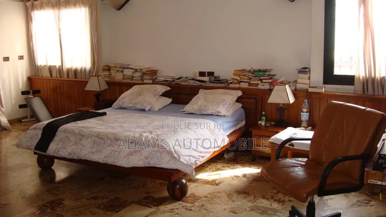 10chbre Villa dans Deux Plateaux à Vendre