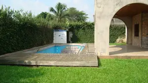 10chbre Villa dans Deux Plateaux à Vendre