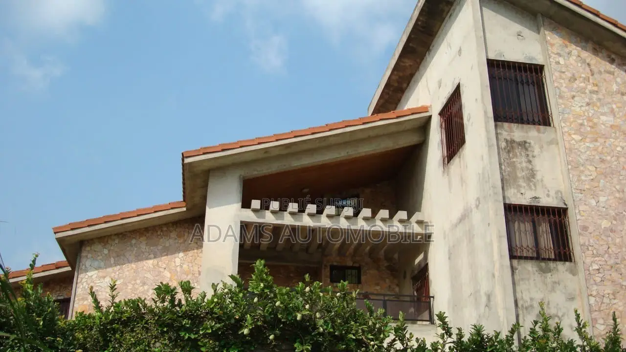 10chbre Villa dans Deux Plateaux à Vendre