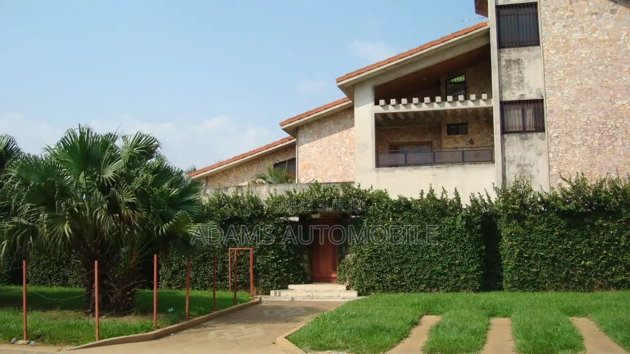 10chbre Villa dans Deux Plateaux à Vendre