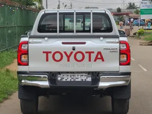 Nouveau Toyota Hilux 2026 Blanc cassé