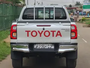 Nouveau Toyota Hilux 2026 Blanc cassé