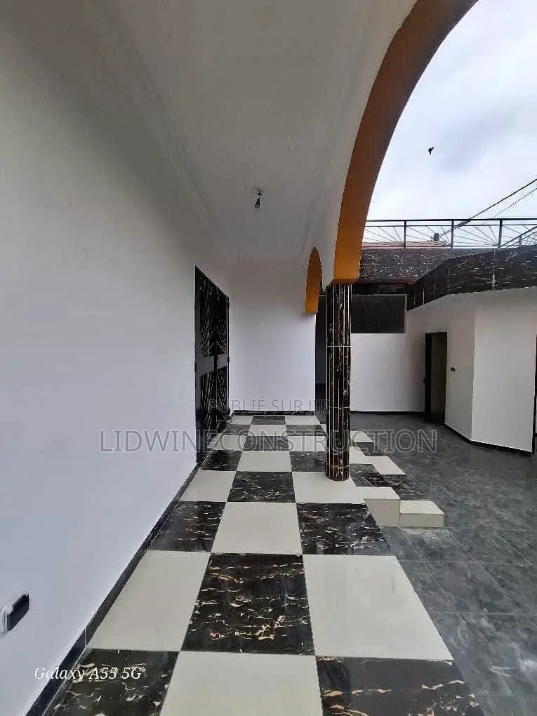 Meublé 4chbre Villa dans Cocody à Louer