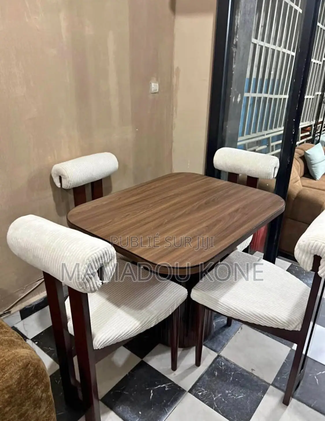 Table À Manger Et 04 Chaises Disponibles