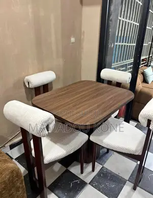 Table À Manger Et 04 Chaises Disponibles