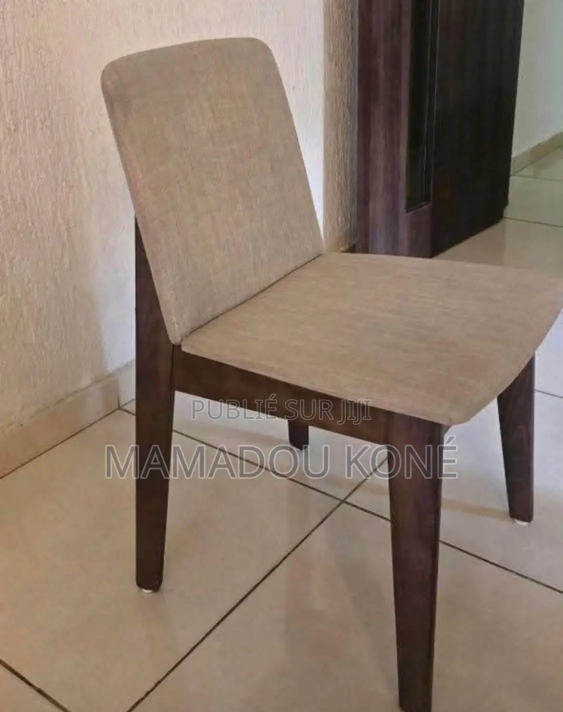 Chaise Disponible