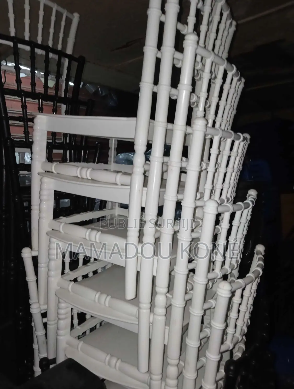 Une Chaise en Plastique Bien Solide Bonne Qualité