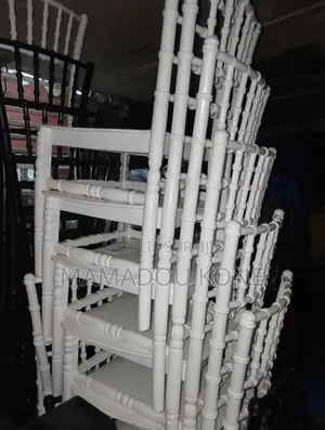 Une Chaise en Plastique Bien Solide Bonne Qualité
