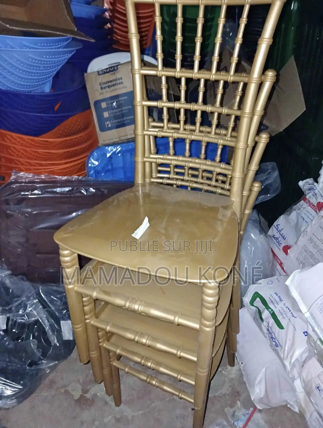 Une Chaise en Plastique Bien Solide Bonne Qualité