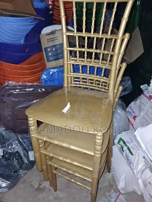 Une Chaise en Plastique Bien Solide Bonne Qualité