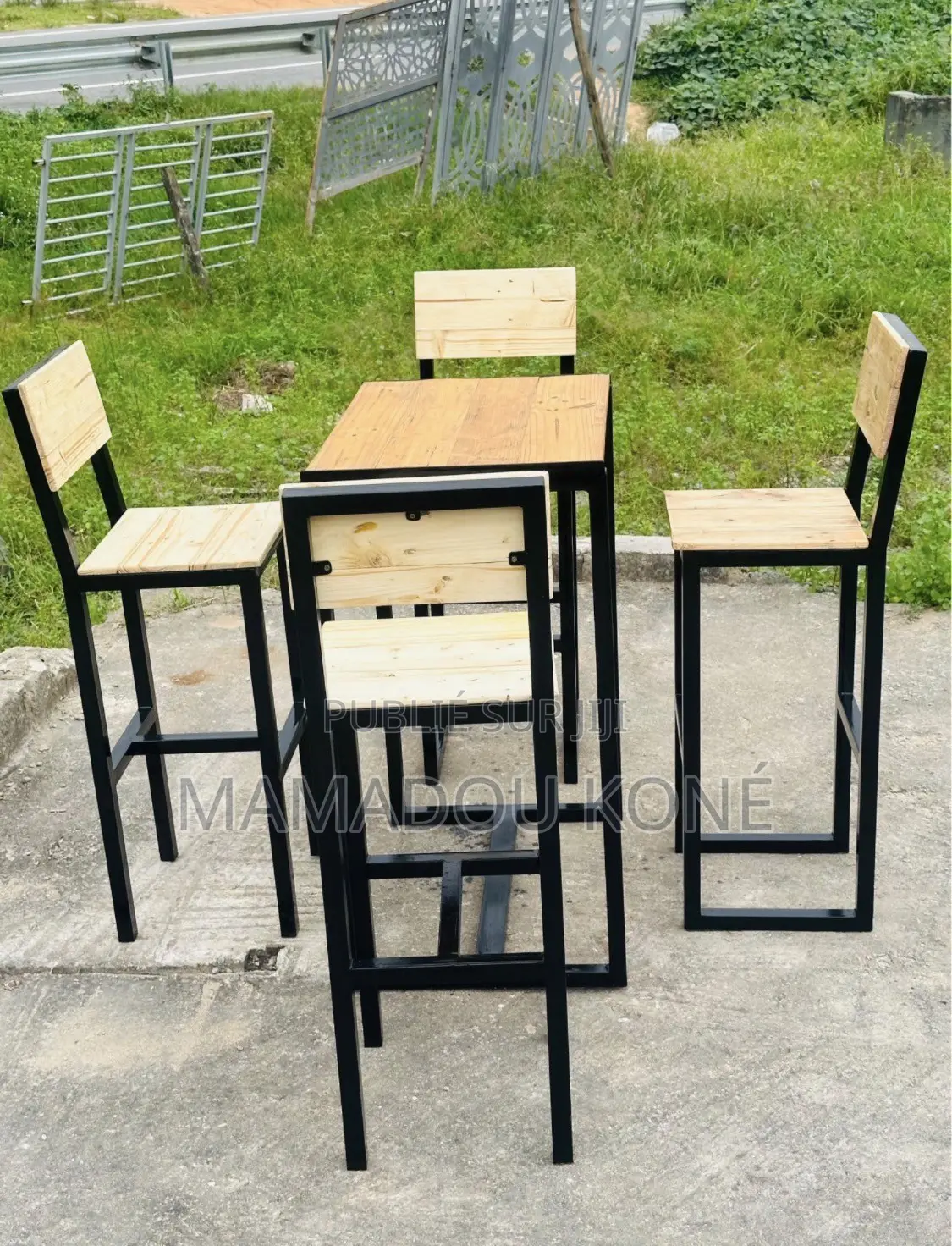 Les Chaises Et Tables Sont Disponibles