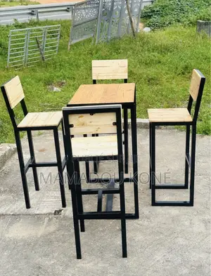 Les Chaises Et Tables Sont Disponibles