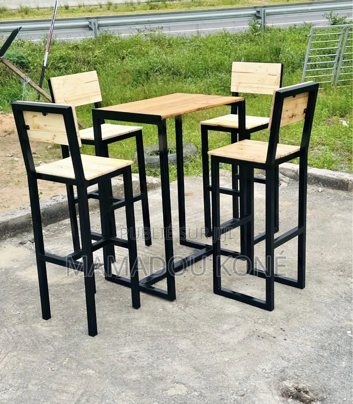 Les Chaises Et Tables Sont Disponibles
