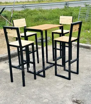 Les Chaises Et Tables Sont Disponibles