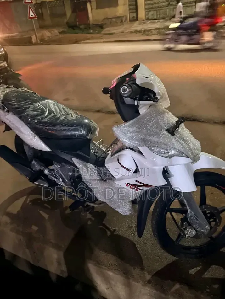 Nouveau TVS Rockz 125 2025 Blanc