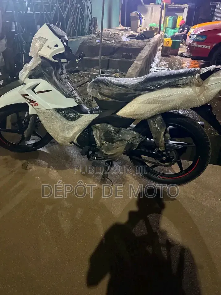 Nouveau TVS Rockz 125 2025 Blanc