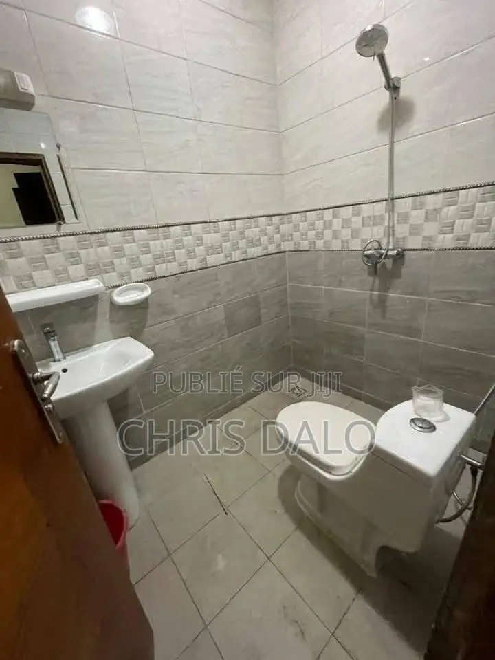 2chbre Appartement dans Chris Dalo, Cocody à Louer