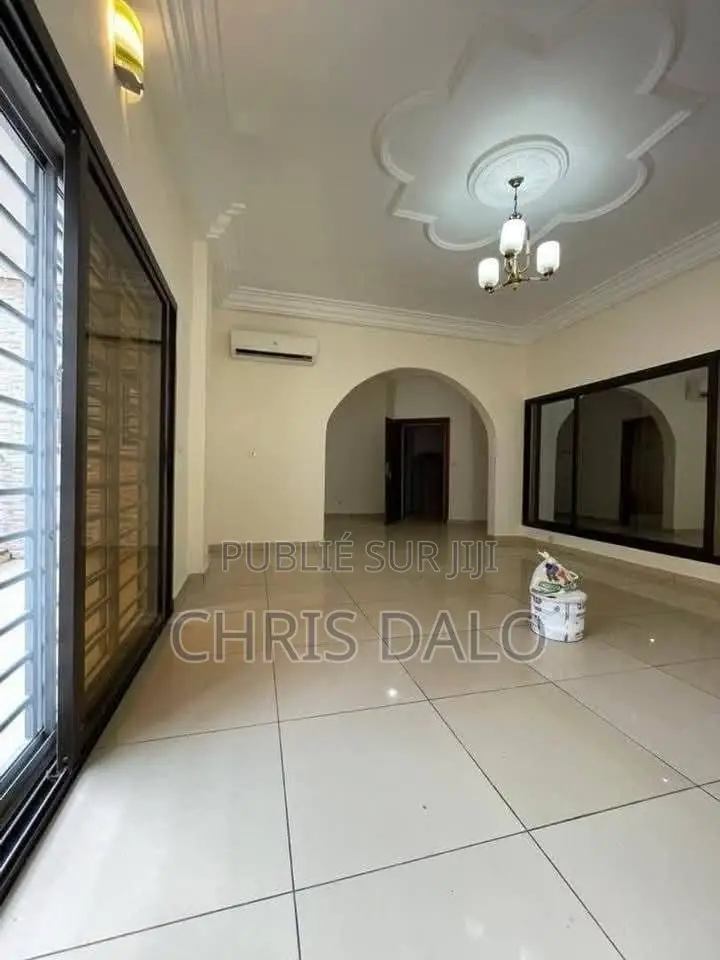 2chbre Appartement dans Chris Dalo, Cocody à Louer