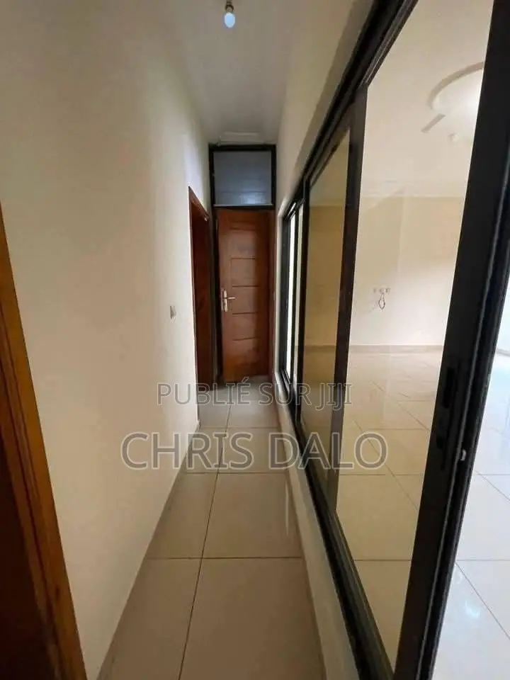 2chbre Appartement dans Chris Dalo, Cocody à Louer