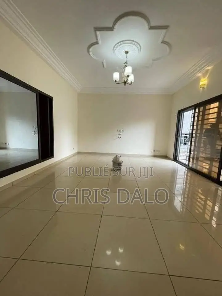 2chbre Appartement dans Chris Dalo, Cocody à Louer