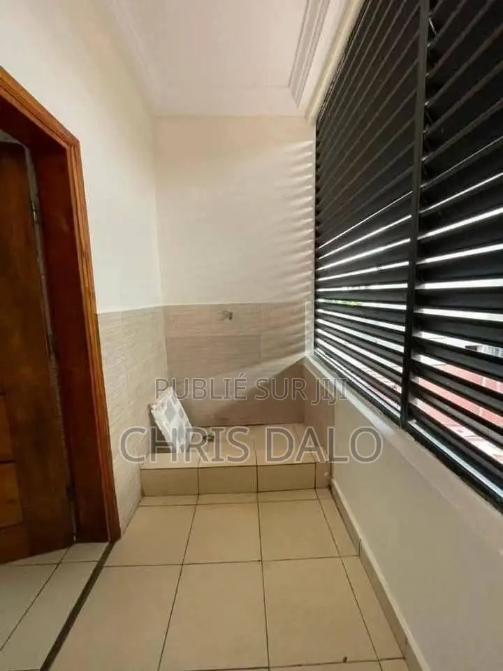 2chbre Appartement dans Chris Dalo, Cocody à Louer