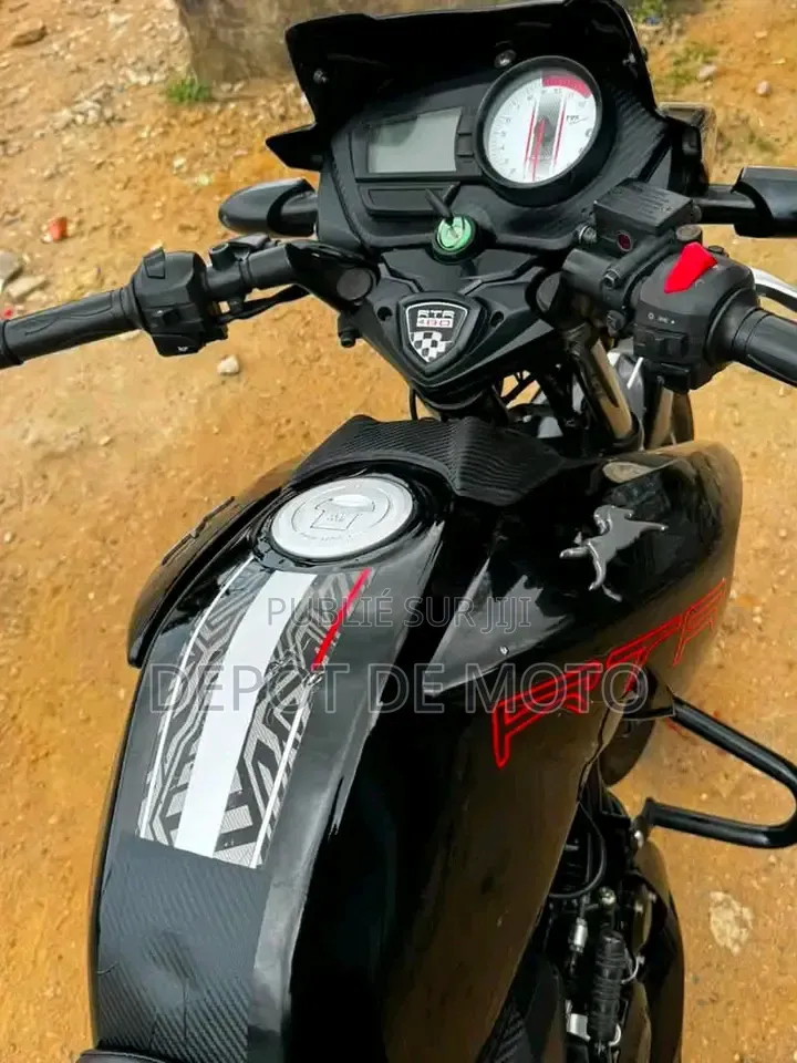 Nouveau TVS Apache 180 RTR 2025 Noir