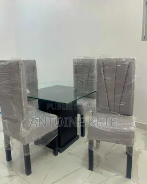 Table À Manger De Très Bonne Qualité