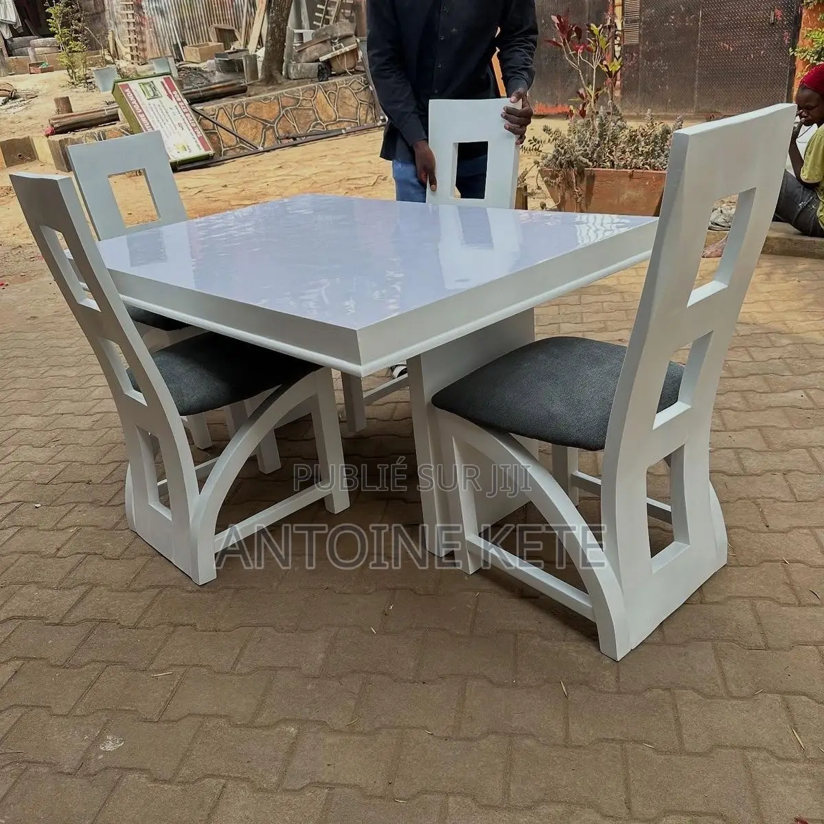 Table À Manger De Très Bonne Qualité