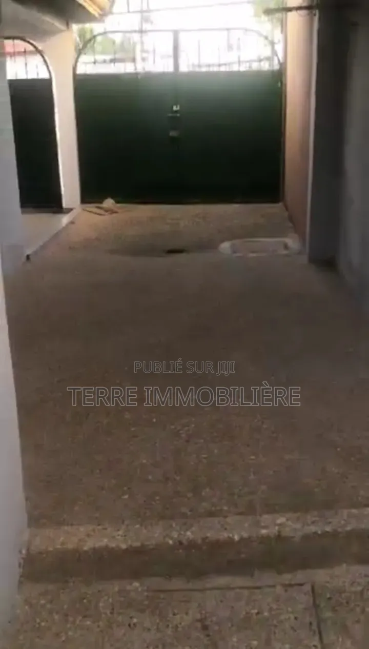 3chbre Villa dans La Terre Immobilière, Cocody à Vendre