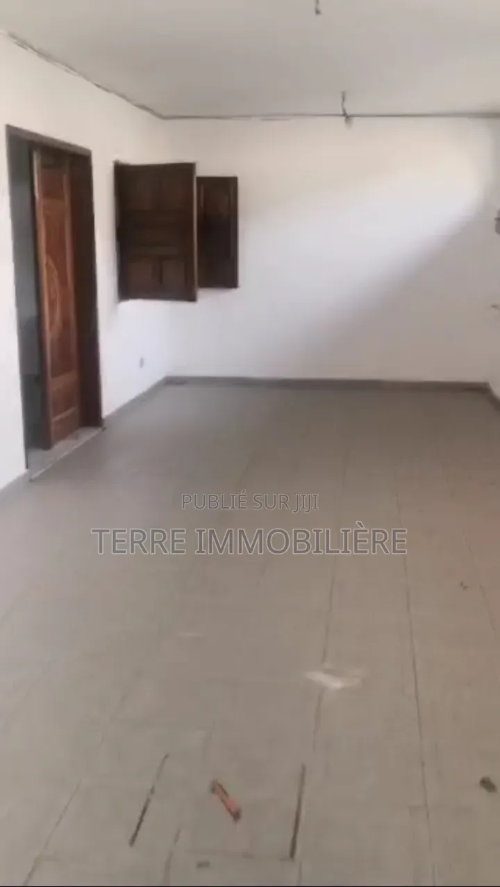 3chbre Villa dans La Terre Immobilière, Cocody à Vendre