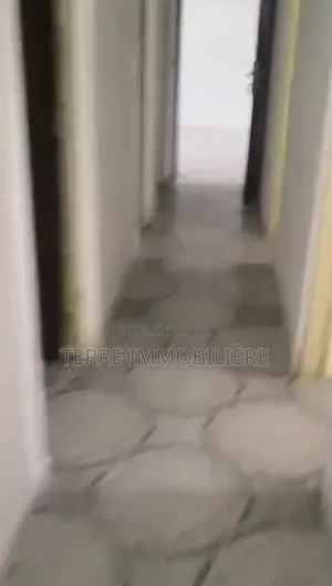 3chbre Villa dans La Terre Immobilière, Cocody à Vendre